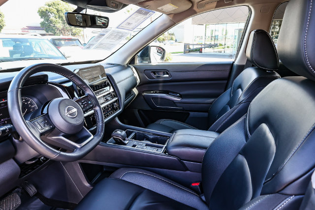 Used 2025 Nissan Pathfinder SL FWD image 20