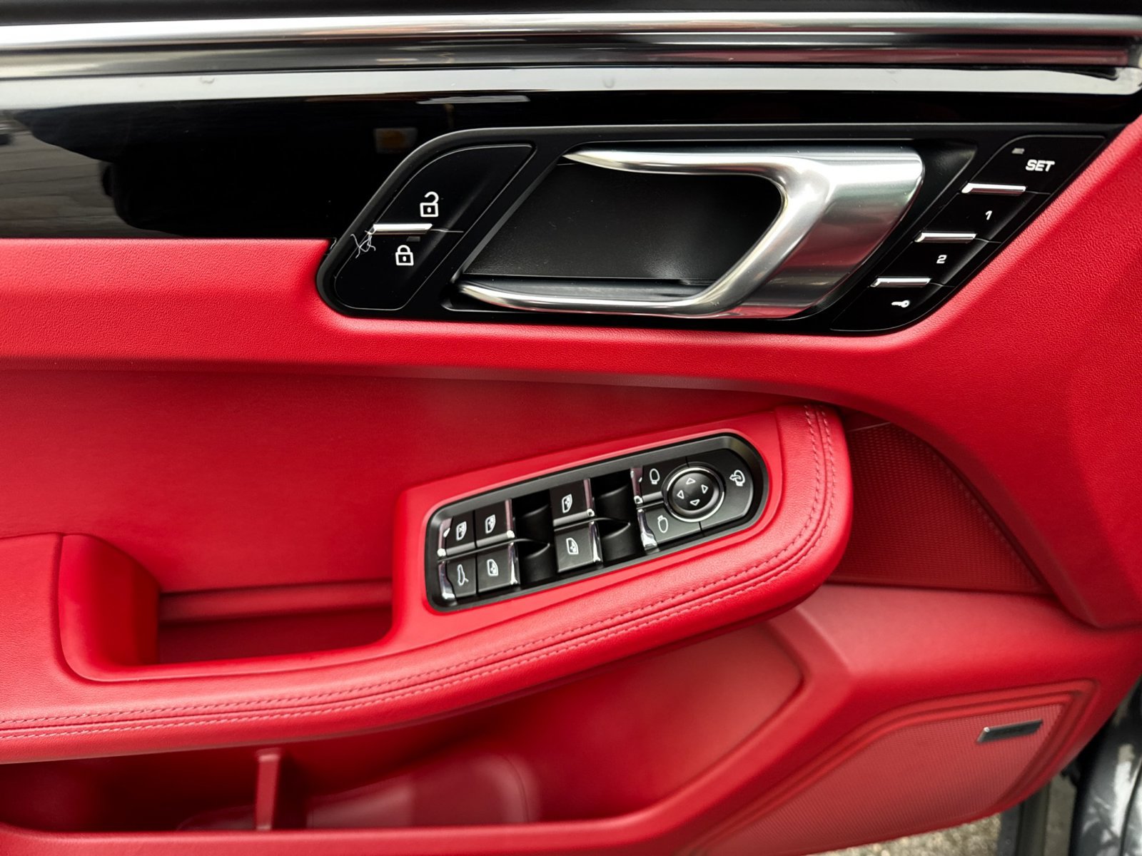 Certified 2025 Porsche Macan AWD/4WD image 12