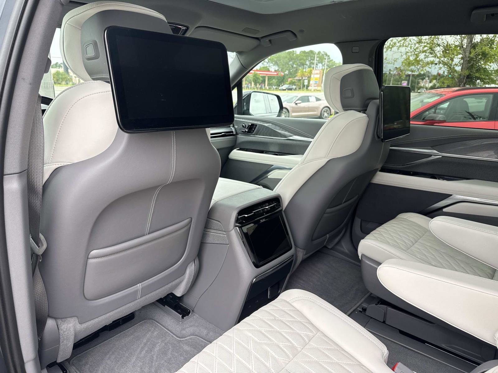 Certified 2025 Cadillac Escalade IQ Luxury 1 w/ Smart Trailering package AWD/4WD image 13