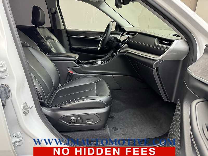 Used 2023 Jeep Grand Cherokee Limited w/ Black Appearance Package AWD/4WD image 19