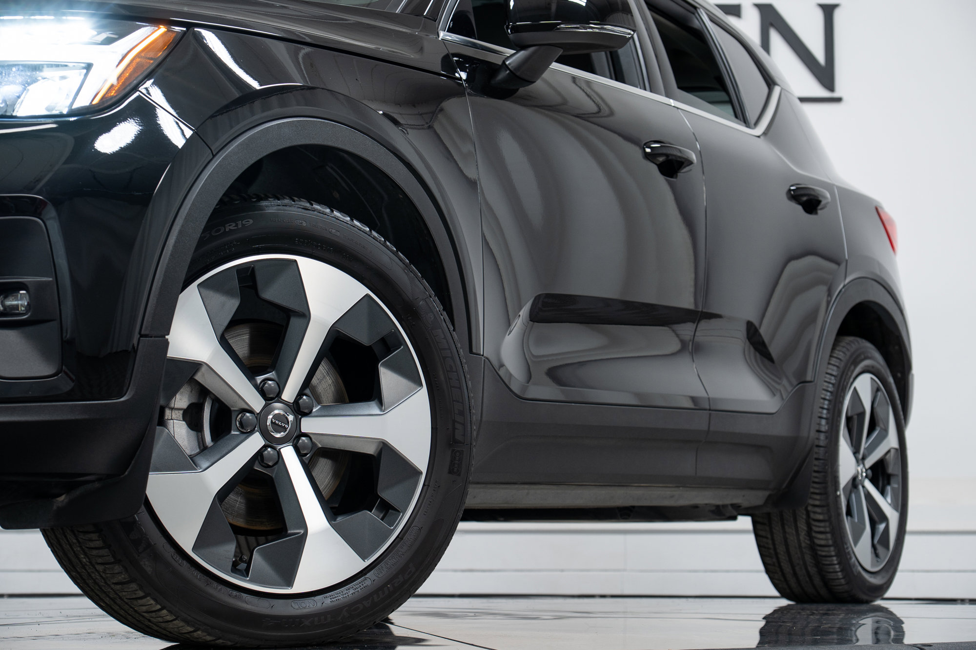 Used 2023 Volvo XC40 B5 Plus w/ Protection Package Premier image 27