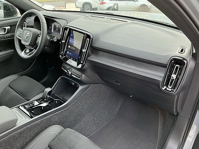 Used 2025 Volvo XC40 B5 Plus image 20
