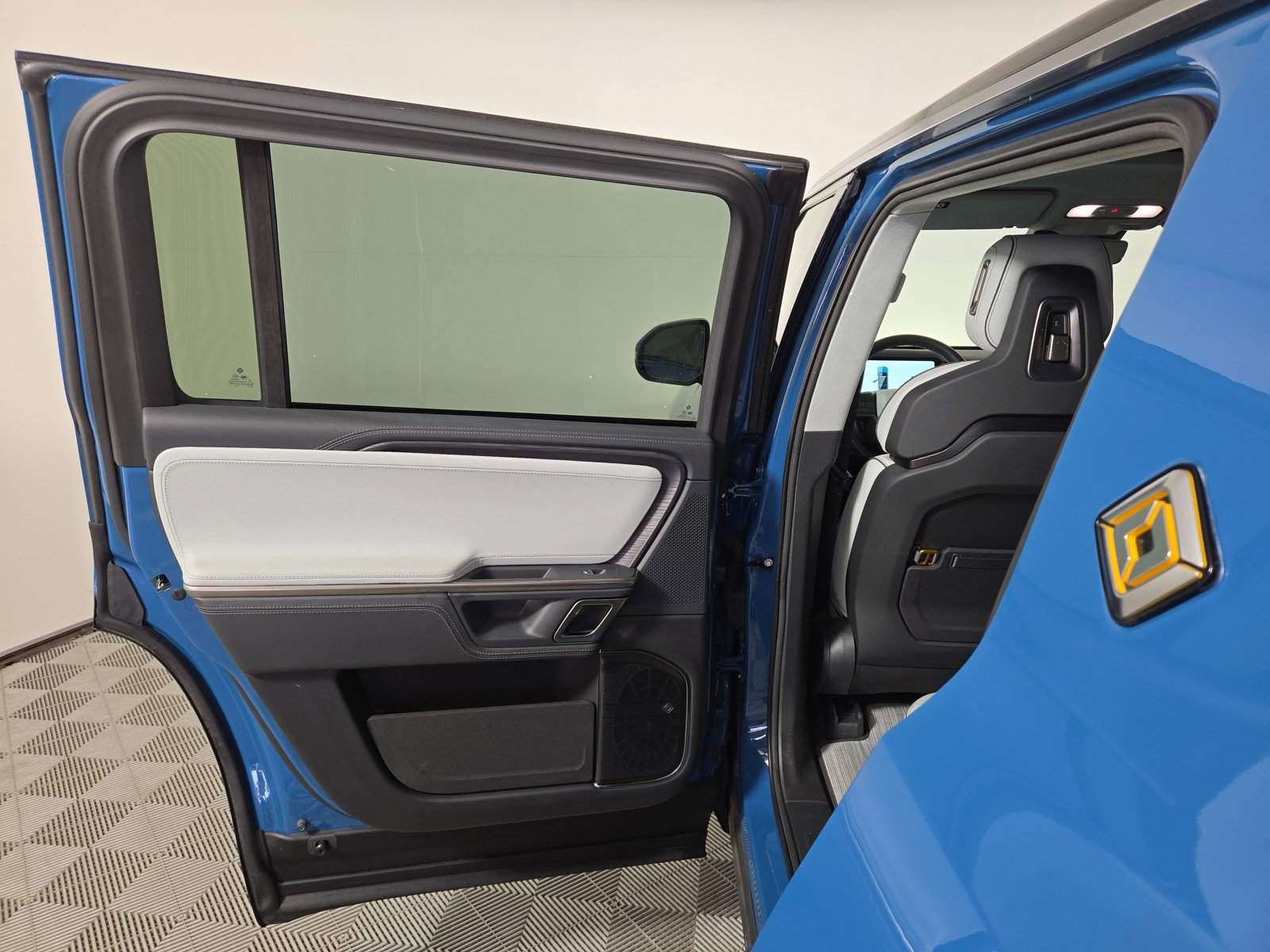 Used 2024 Rivian R1S Adventure AWD/4WD image 17