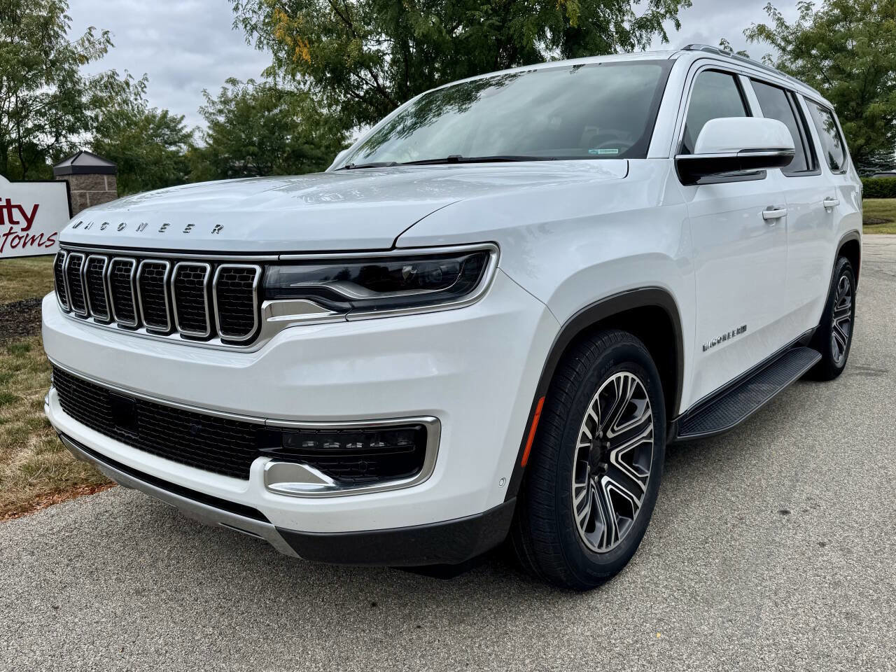 Used 2022 Jeep Wagoneer Series III image 2