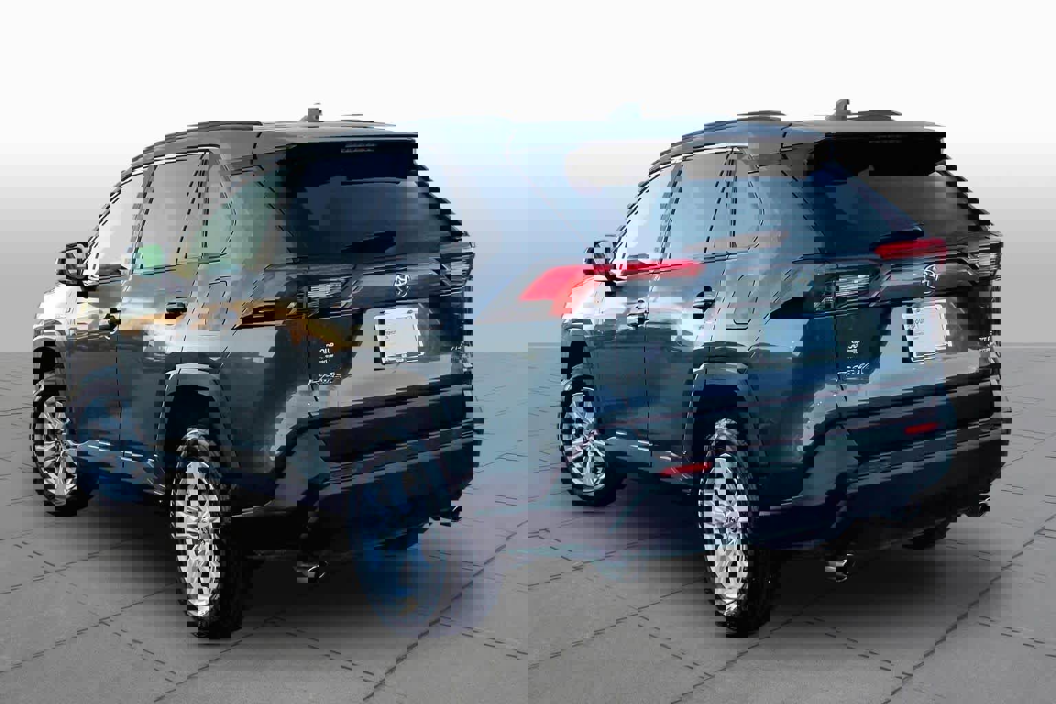 Used 2020 Toyota RAV4 XLE w/ Convenience Package image 12