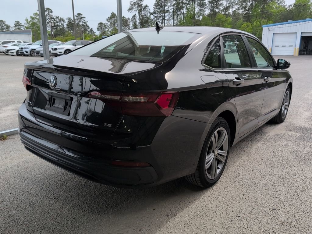 Used 2024 Volkswagen Jetta SE image 3