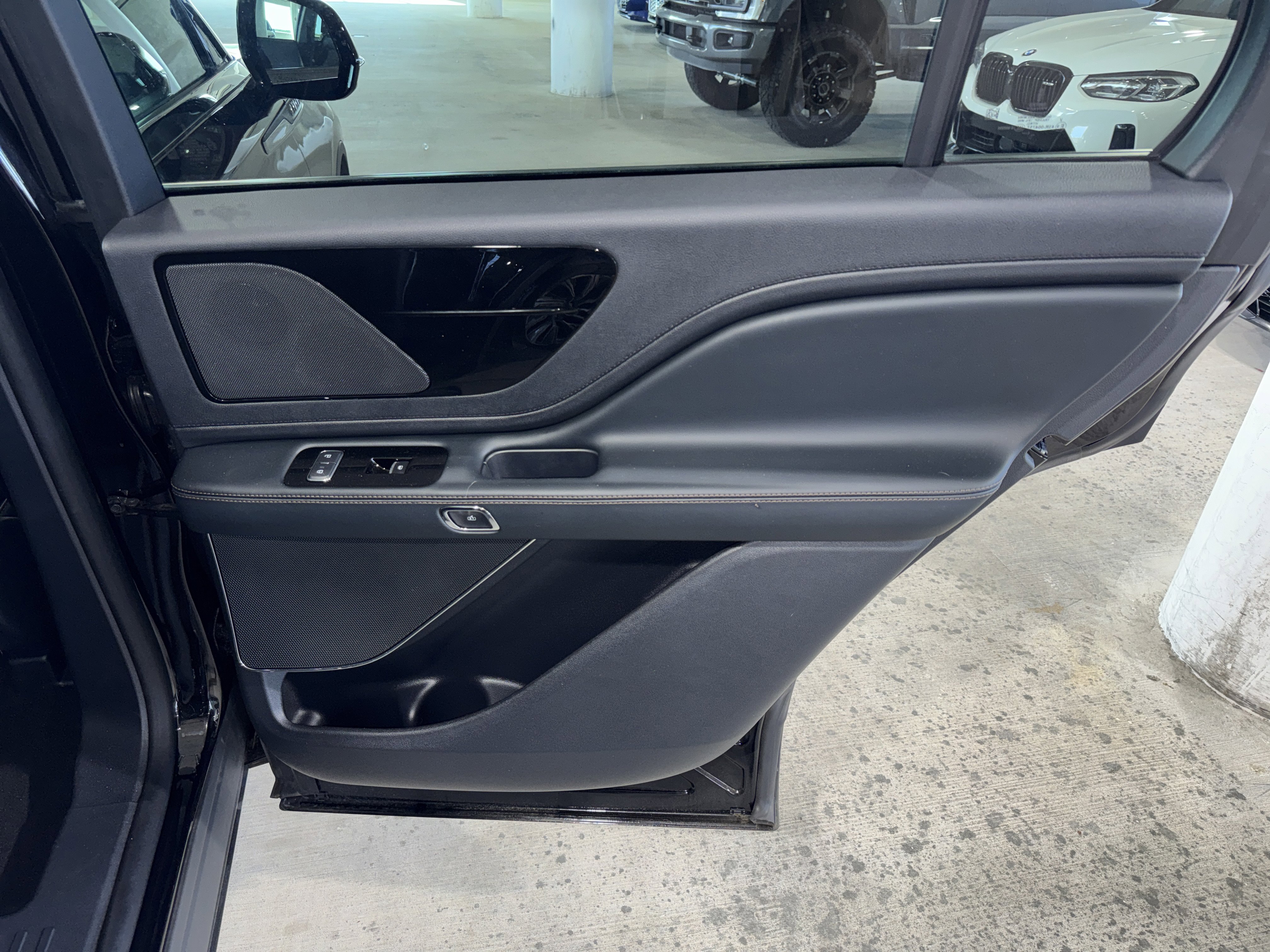 Used 2025 Lincoln Aviator 2WD image 11