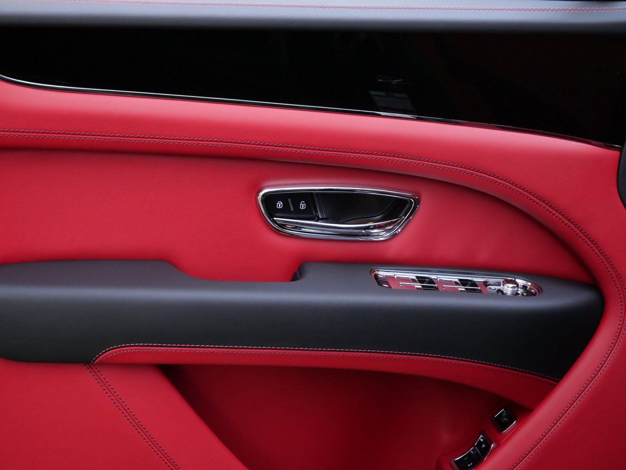 New 2025 Bentley Bentayga image 15