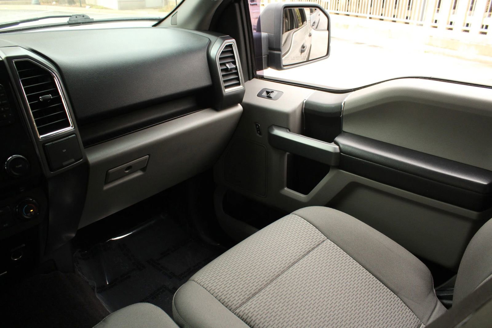 Used 2016 Ford F150 XLT AWD/4WD image 22