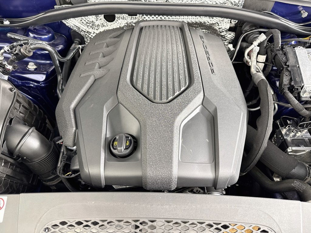 Certified 2025 Porsche Macan AWD/4WD image 31