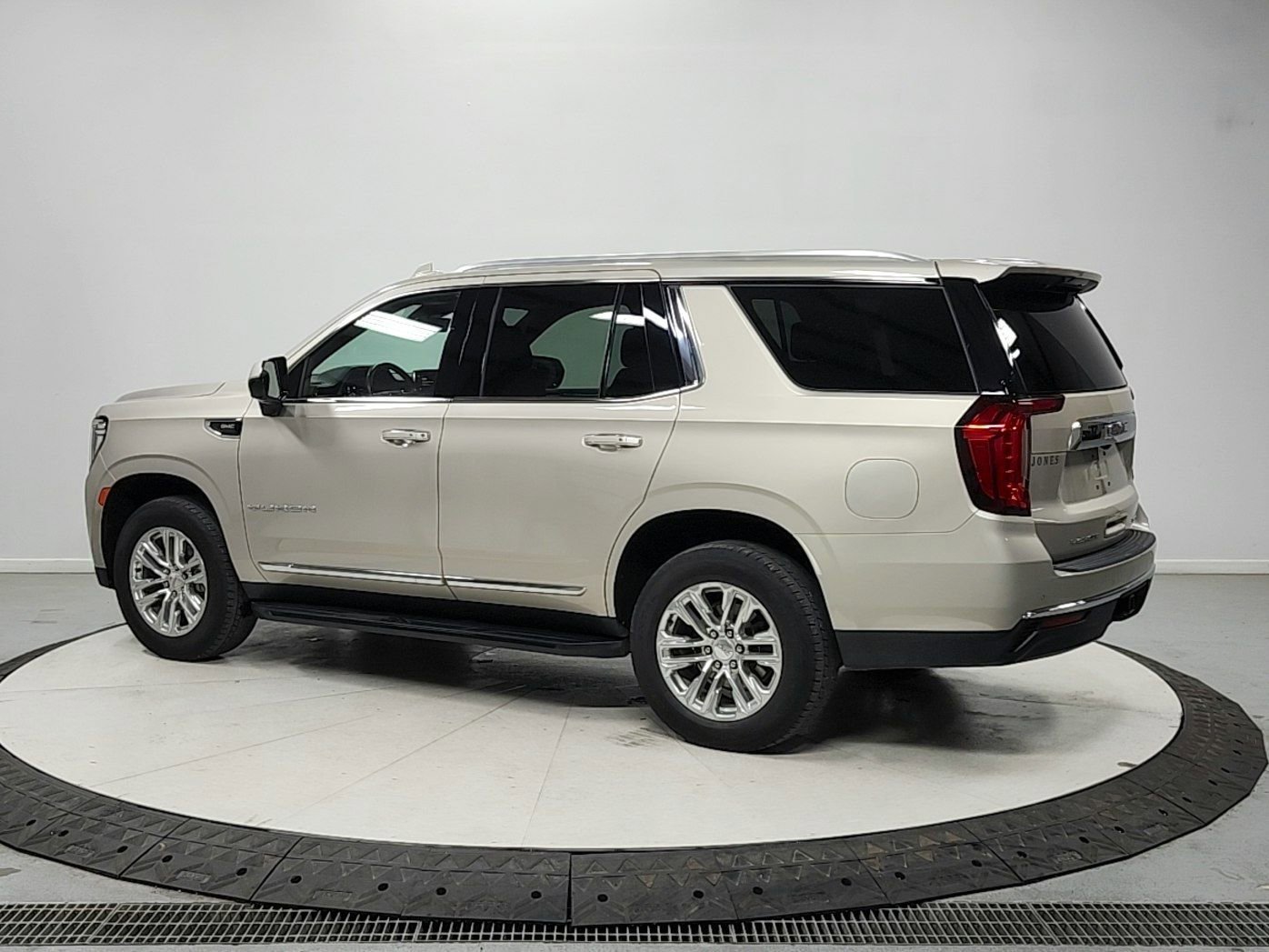 Used 2023 GMC Yukon SLT RWD image 5