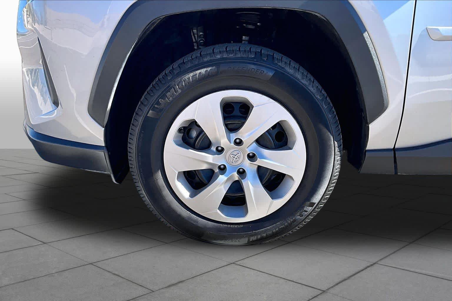 Used 2022 Toyota RAV4 LE AWD/4WD image 11