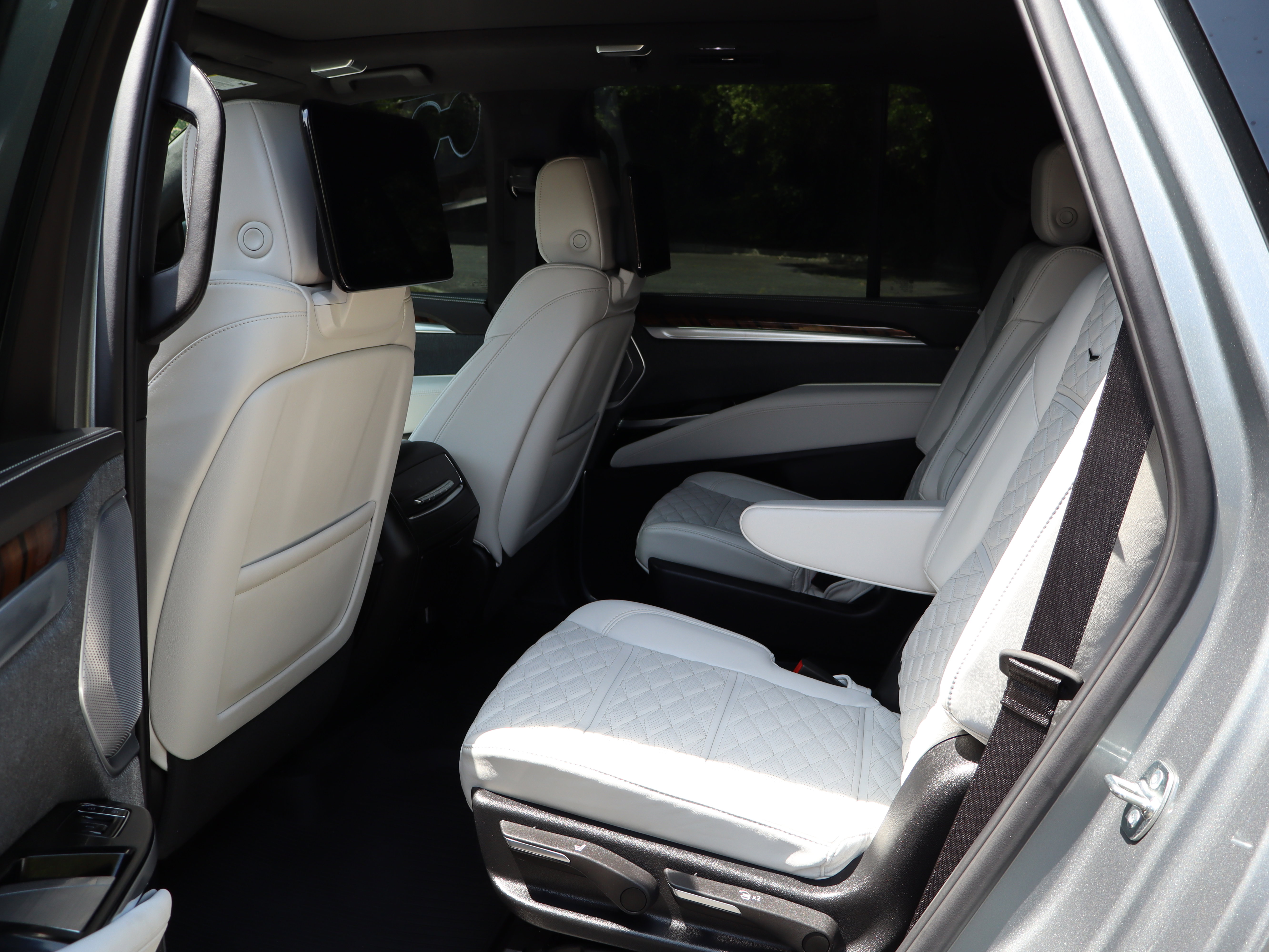Certified 2026 Cadillac Escalade Platinum Sport w/ LPO, Floor Liner Package AWD/4WD image 43