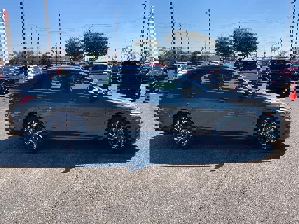 Used 2025 Hyundai Elantra SEL image 4