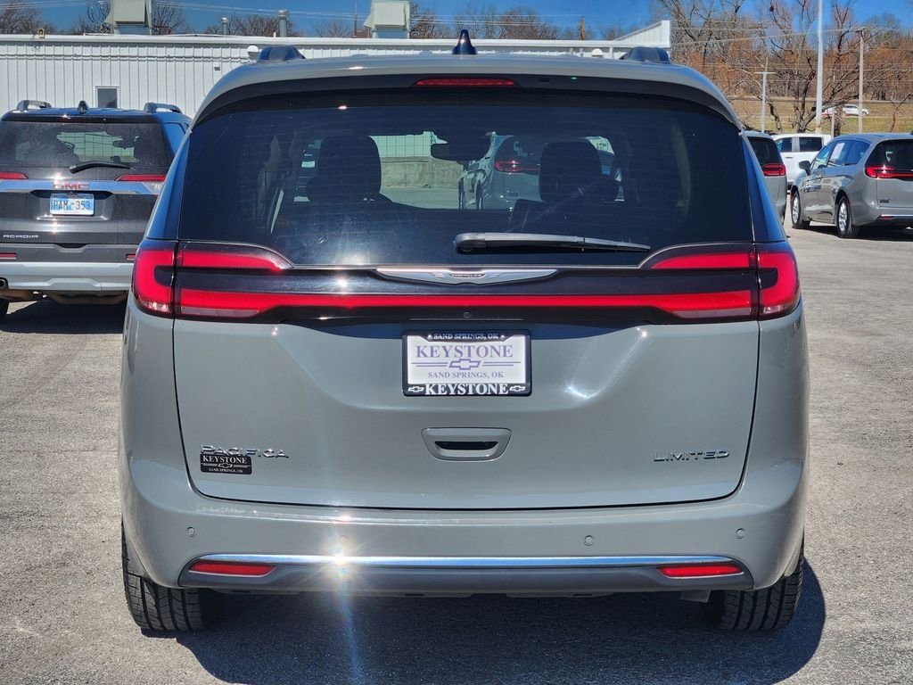 Used 2023 Chrysler Pacifica Limited image 6