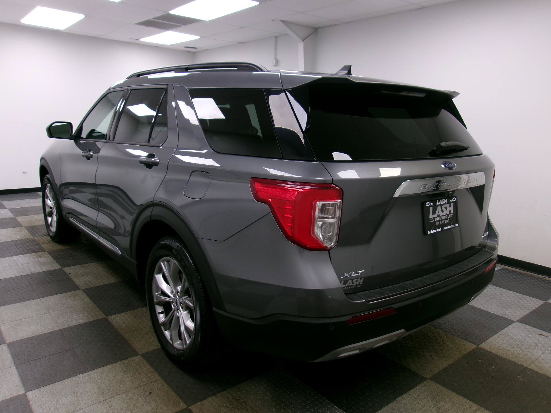 Used 2022 Ford Explorer XLT w/ Equipment Group 202A AWD/4WD image 2