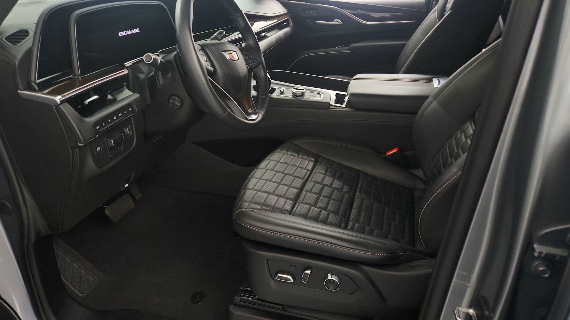 Used 2024 Cadillac Escalade Sport Platinum w/ LPO, ONYX Package AWD/4WD image 18
