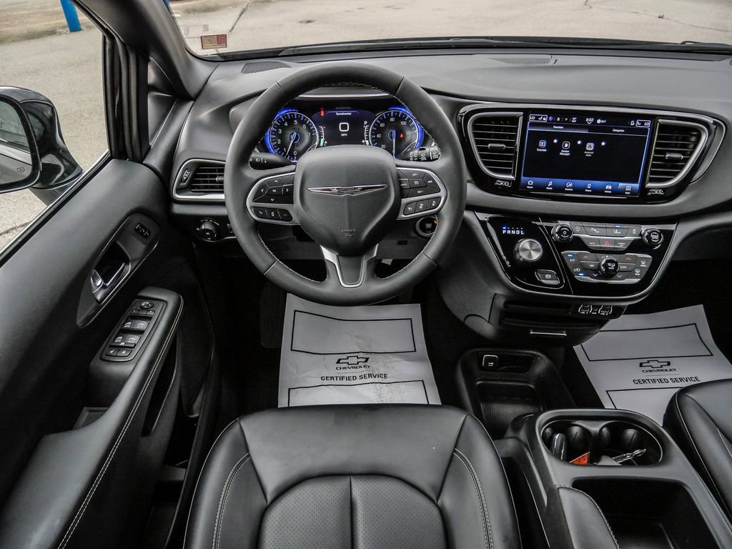 Used 2025 Chrysler Pacifica Select image 27