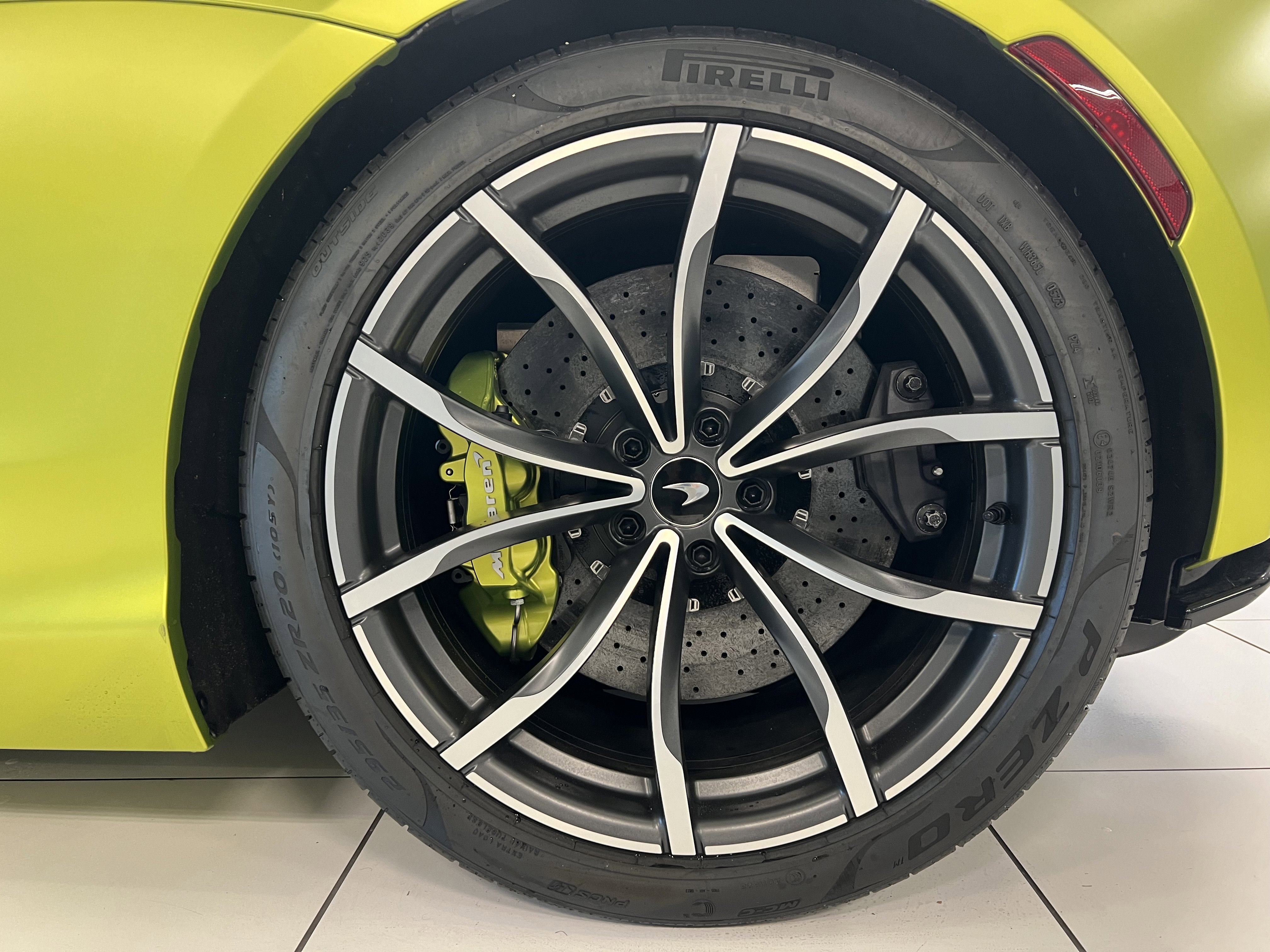 Used 2023 McLaren Artura image 14