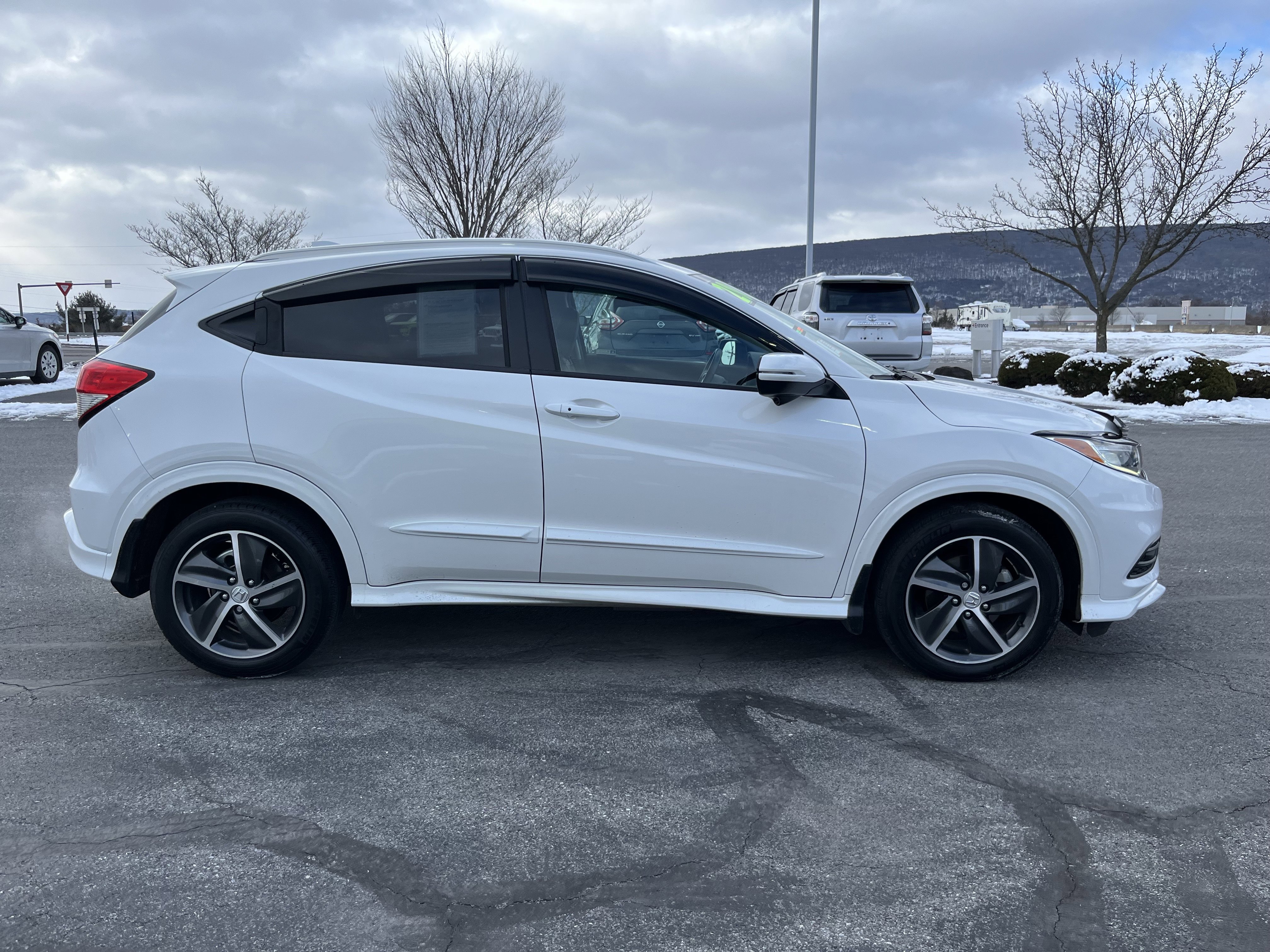 Used 2020 Honda HR-V Touring image 2
