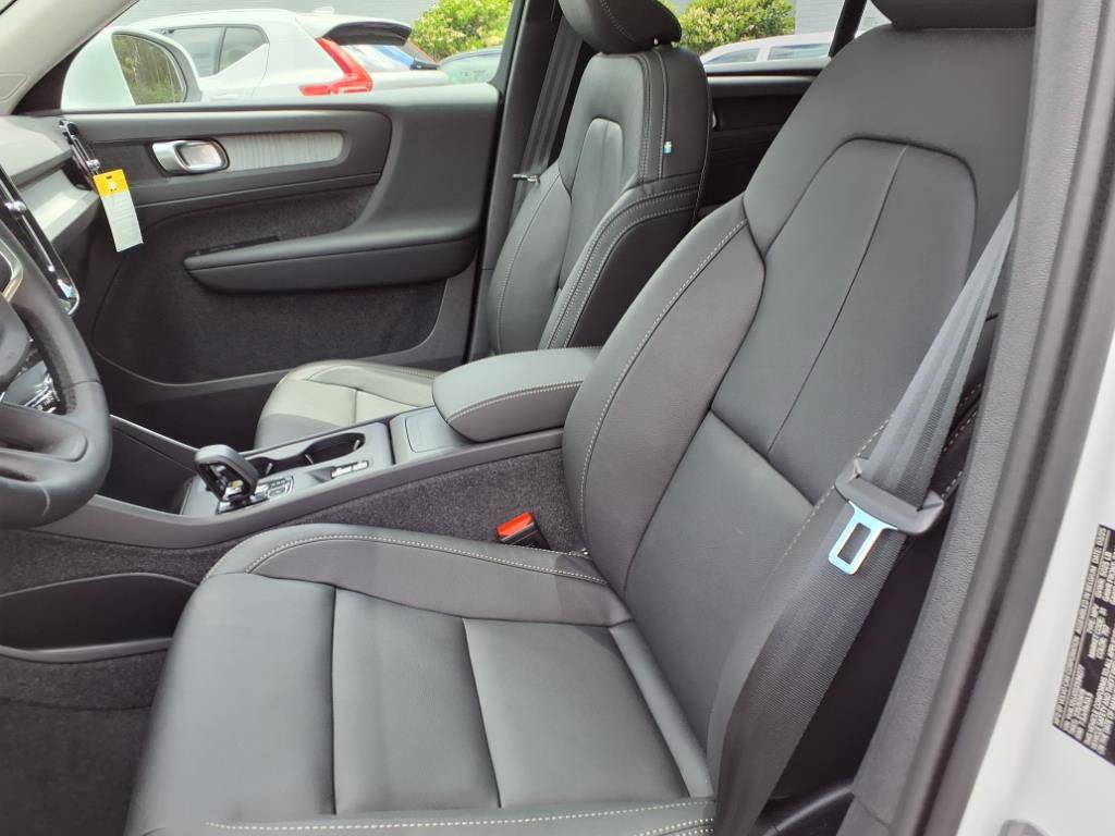 New 2025 Volvo XC40 B5 Core w/ Protection Package Premier image 18
