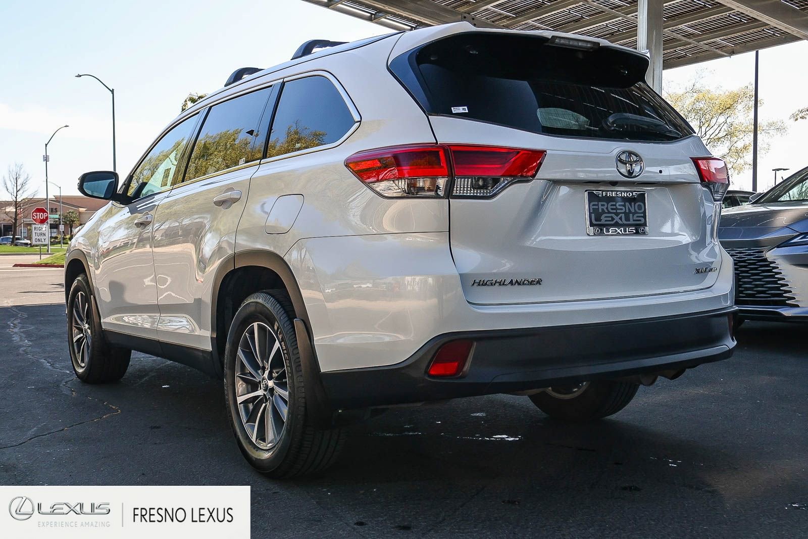 Used 2019 Toyota Highlander XLE w/ Carpet Mat Package (TMS) image 4