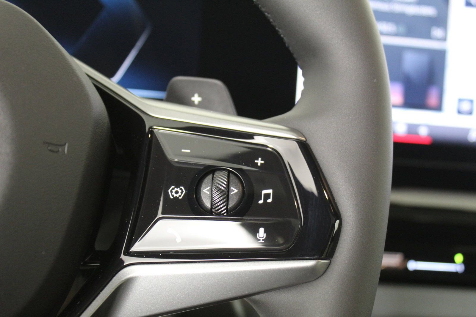 Used 2025 BMW 530i w/ Premium Package image 33