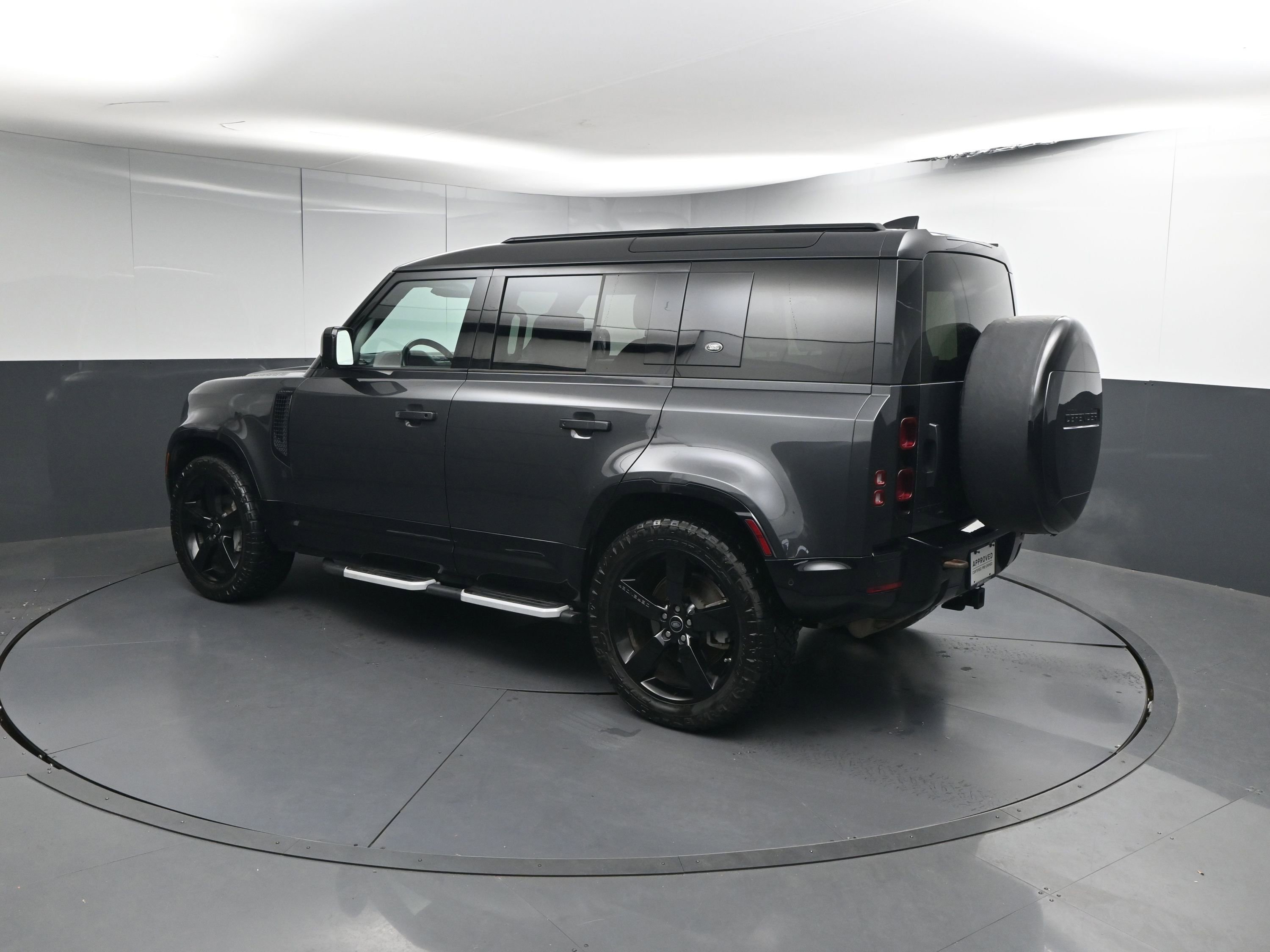 Used 2023 Land Rover Defender 110 X-Dynamic SE image 3