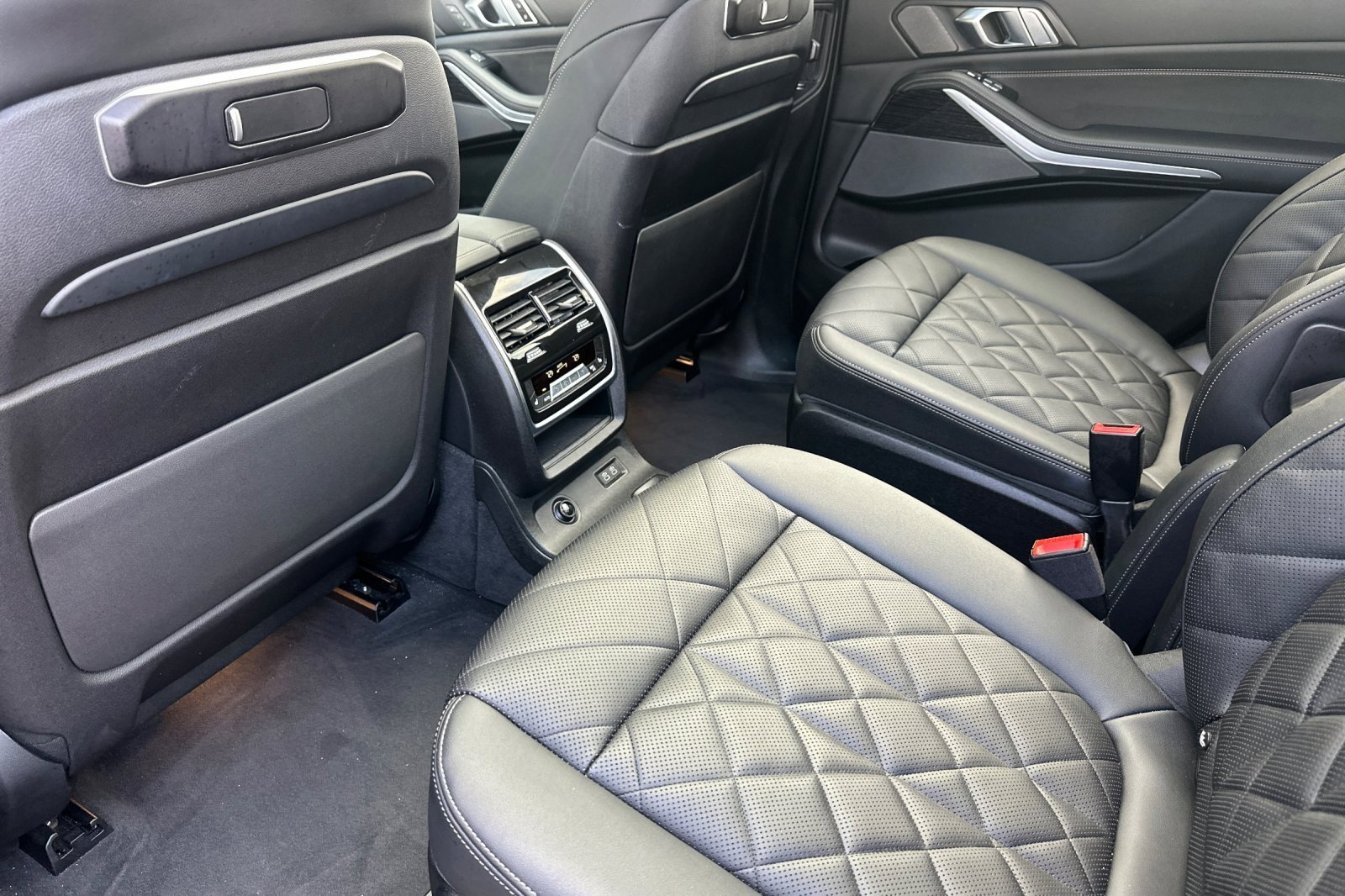 Used 2024 BMW X7 xDrive40i w/ M Sport Package AWD/4WD image 11