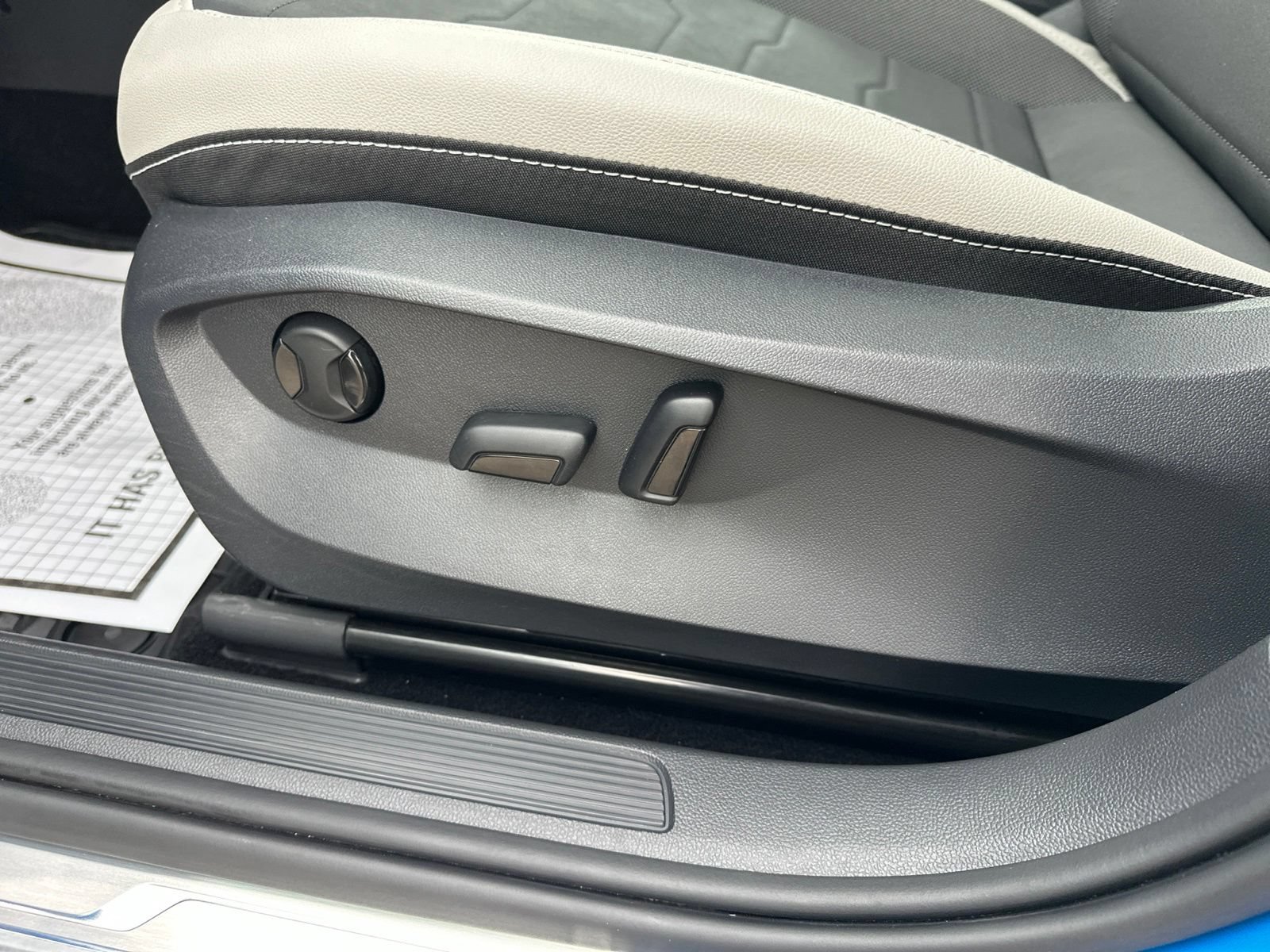 Certified 2025 Volkswagen Taos SE AWD/4WD image 13