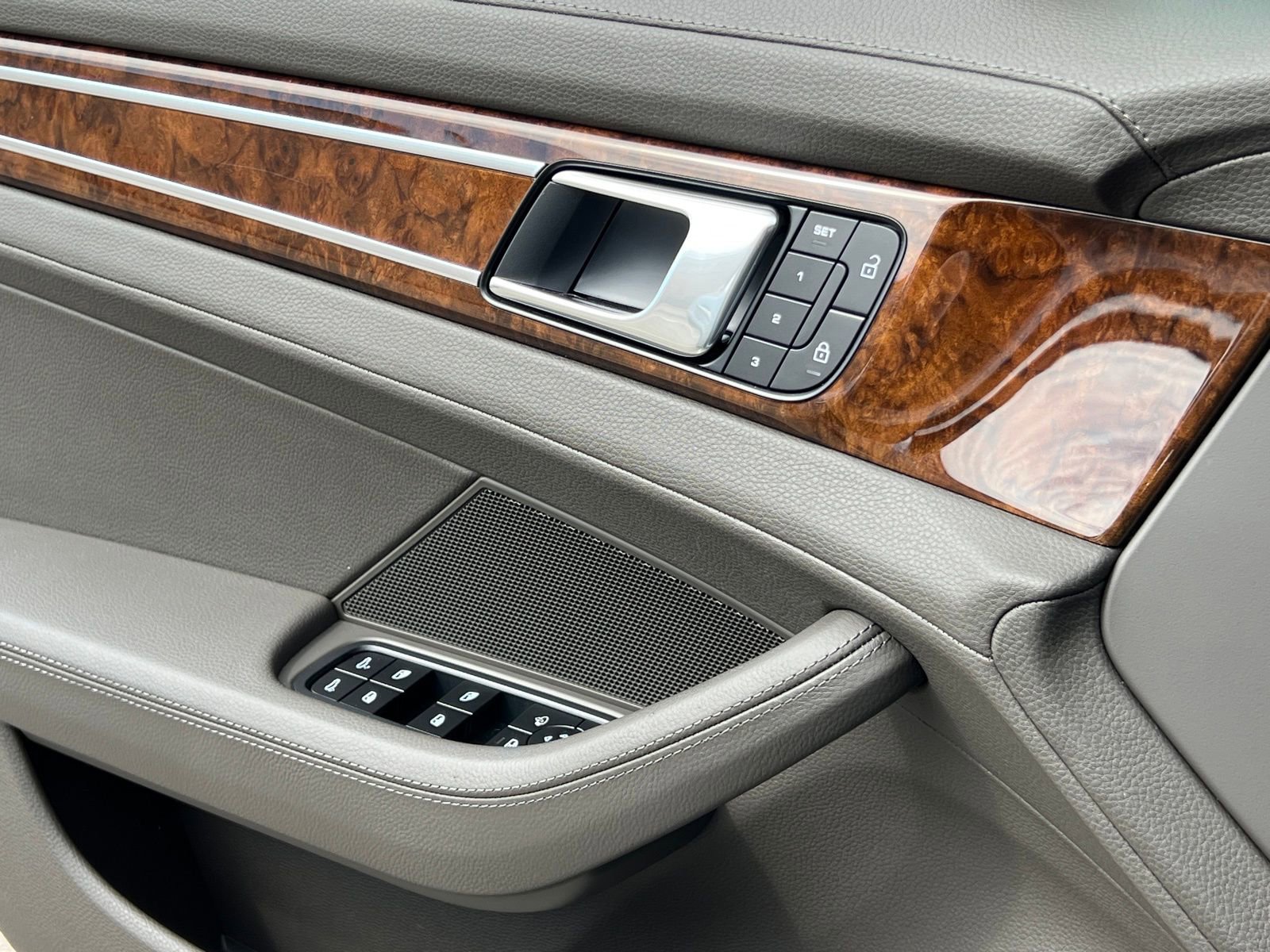 Certified 2023 Porsche Panamera 4 Platinum Edition image 28