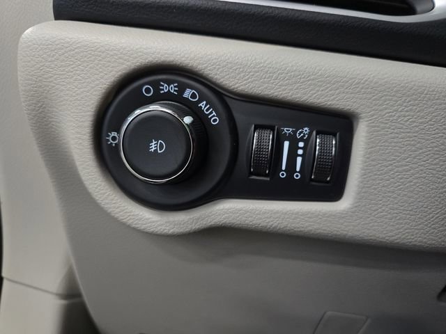 Used 2024 Chrysler Pacifica Touring-L image 28