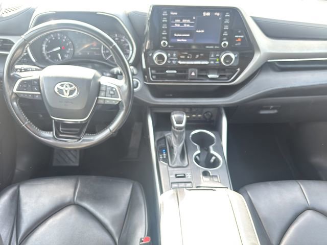 Used 2021 Toyota Highlander XLE AWD/4WD image 18