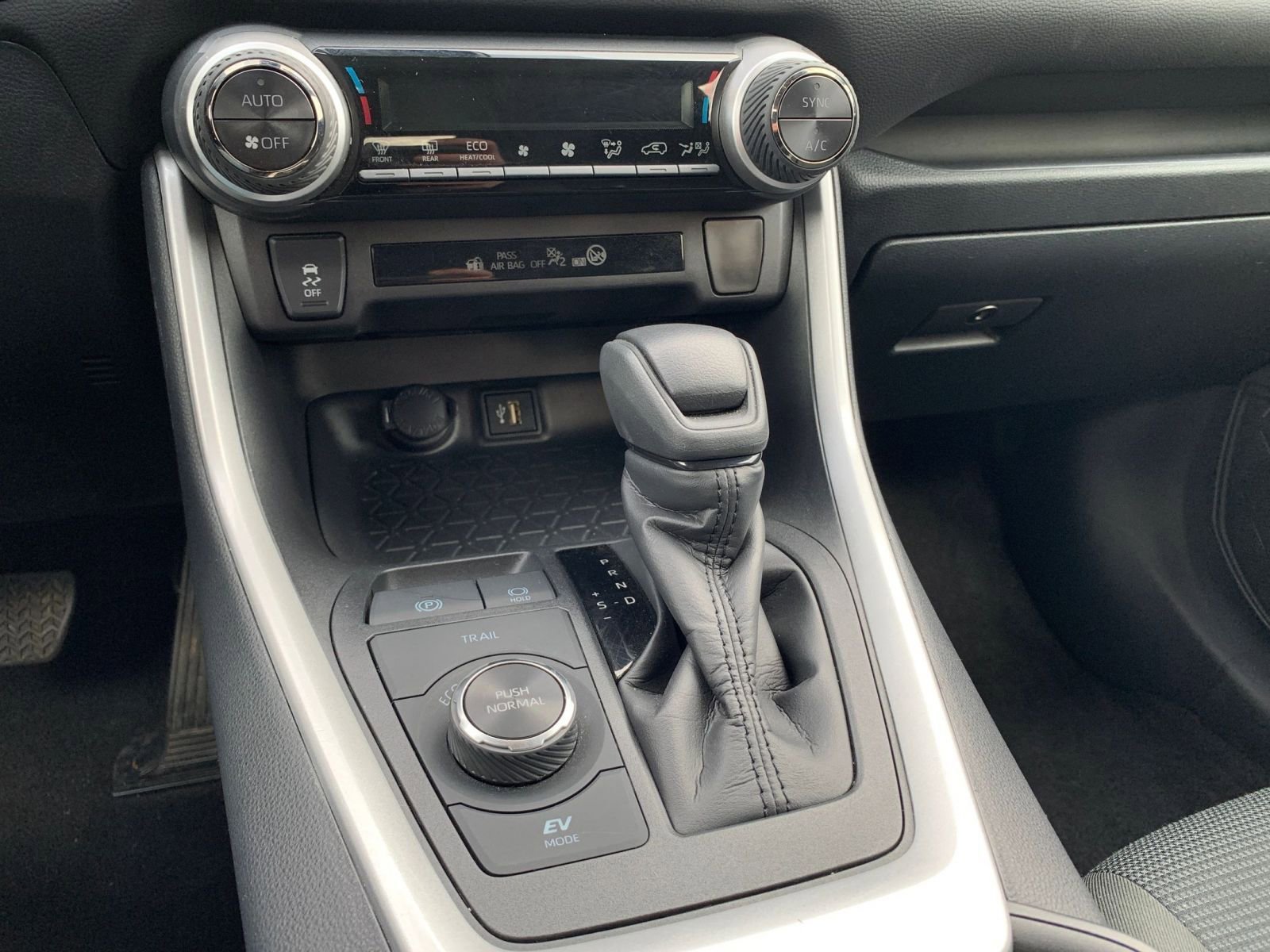 Used 2025 Toyota RAV4 LE image 40