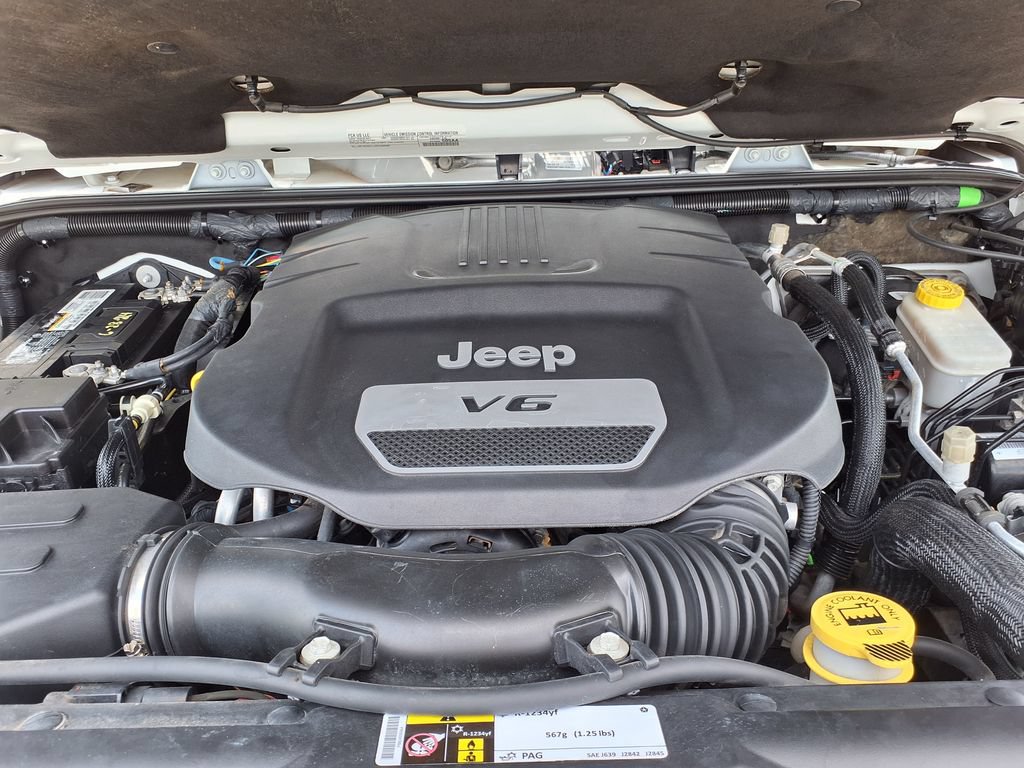 Used 2016 Jeep Wrangler Unlimited Sahara w/ Connectivity Group AWD/4WD image 34