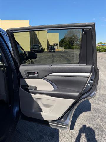 Used 2016 Toyota Highlander XLE image 17