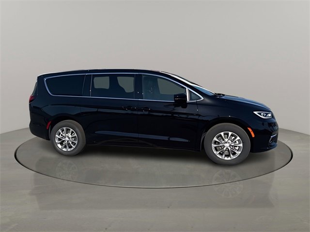 New 2026 Chrysler Pacifica Select image 2