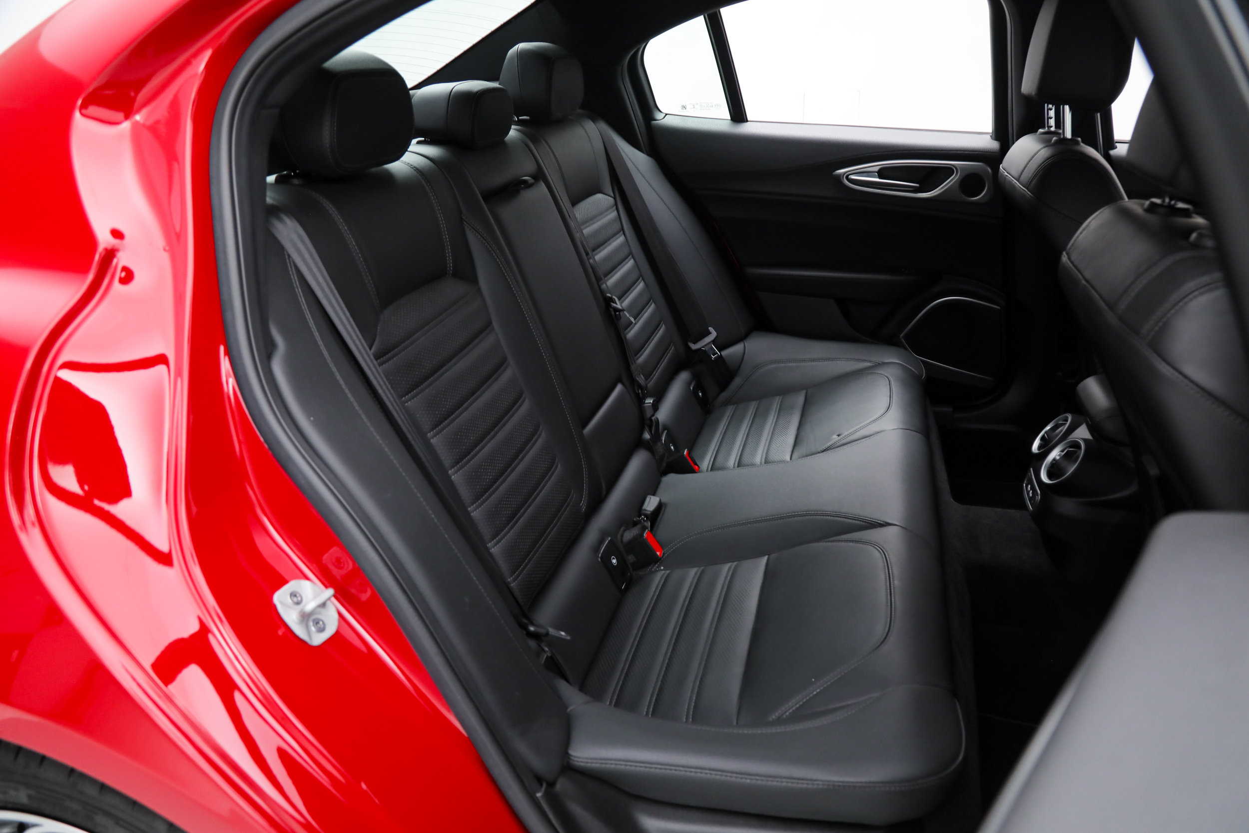 Used 2023 Alfa Romeo Giulia Veloce RWD image 13