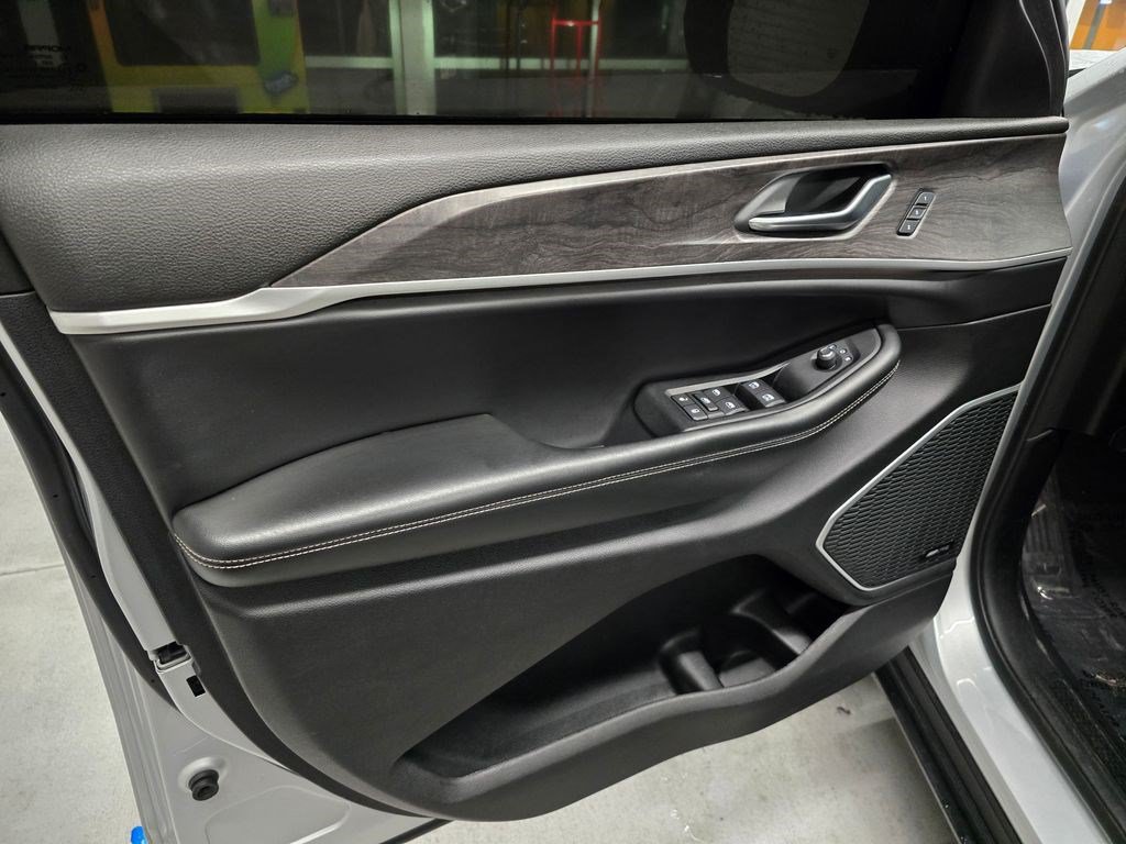 Used 2021 Jeep Grand Cherokee L Limited AWD/4WD image 13