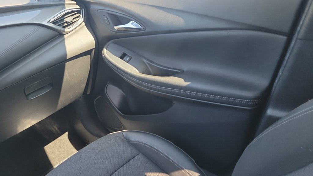 Used 2022 Buick Encore GX Select w/ Sport Touring Package FWD image 13