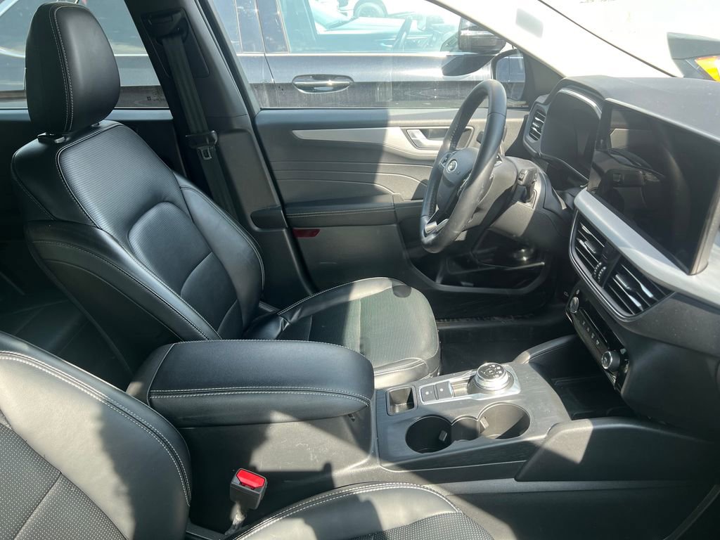 Certified 2025 Ford Escape Platinum image 5