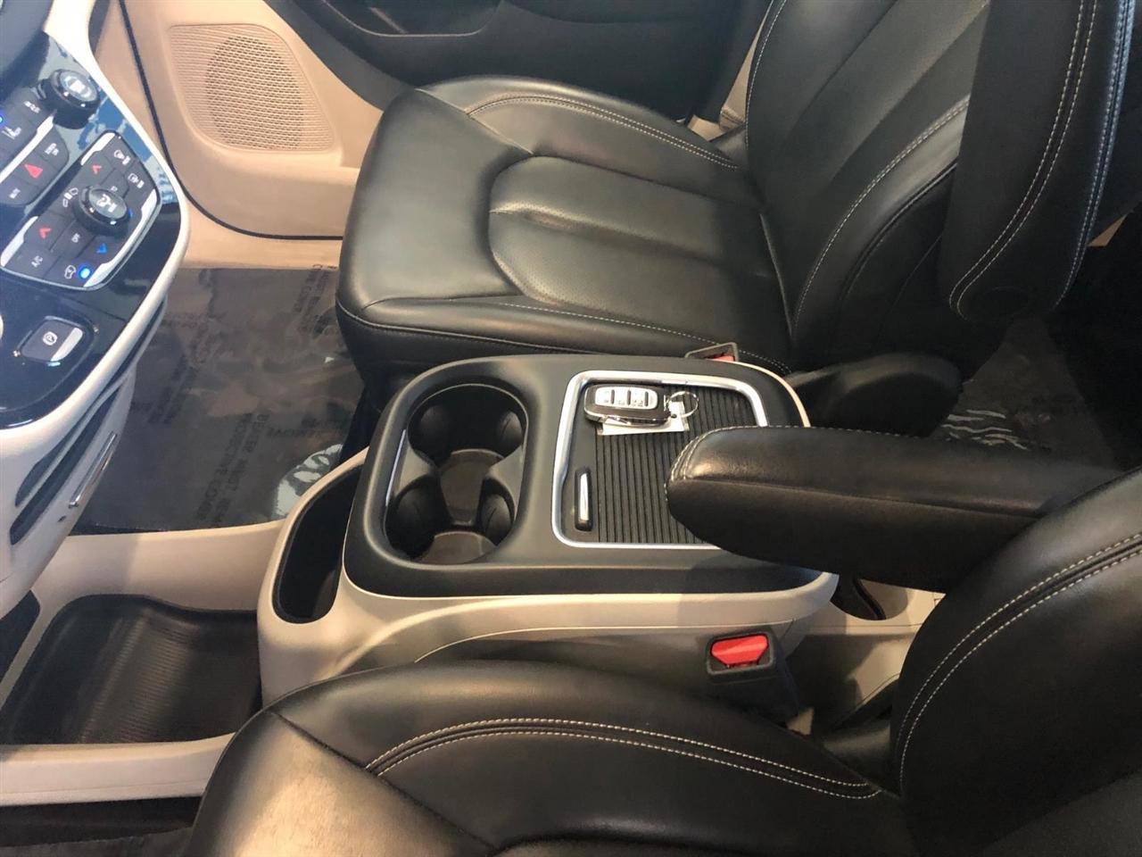 Used 2023 Chrysler Pacifica Touring-L FWD image 7