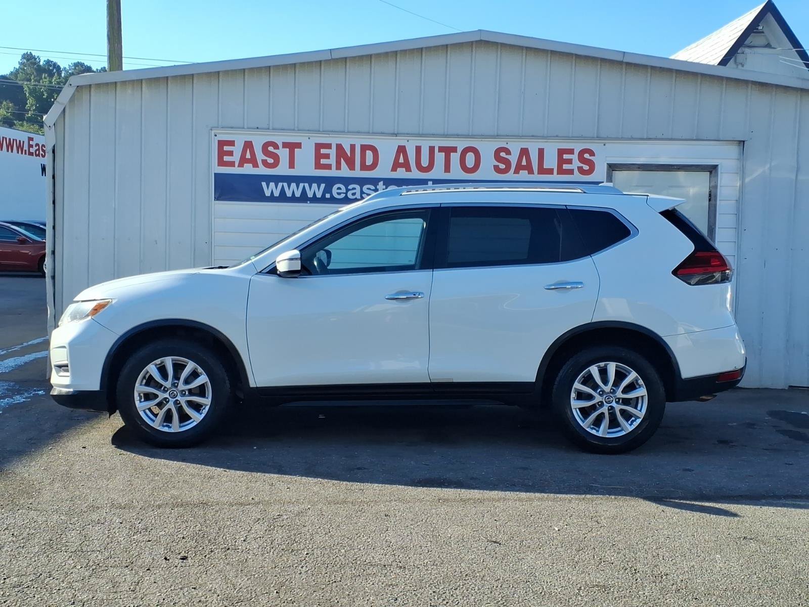 Used 2017 Nissan Rogue SV FWD image 2