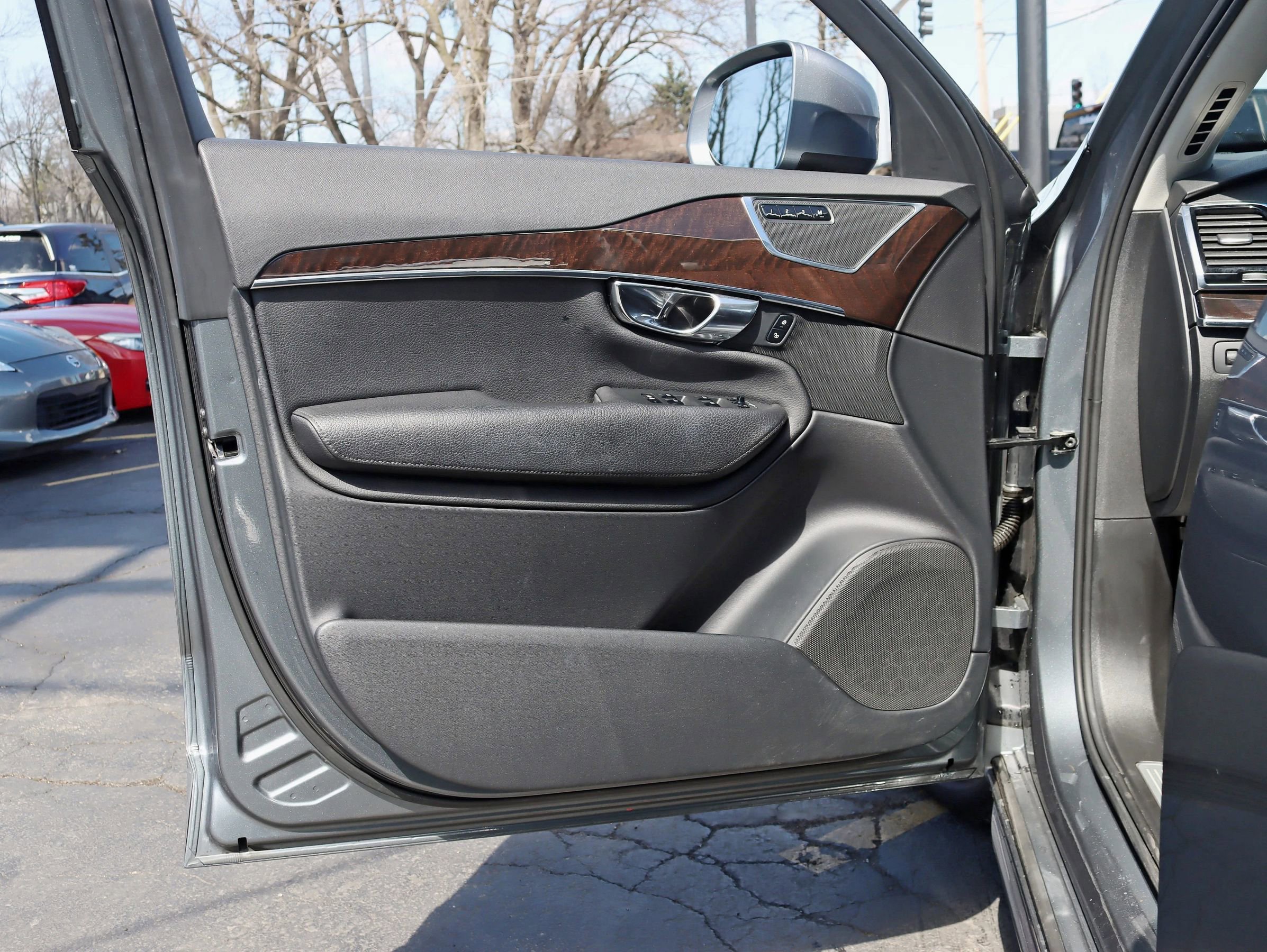 Used 2017 Volvo XC90 T6 Momentum w/ Vision Package image 37