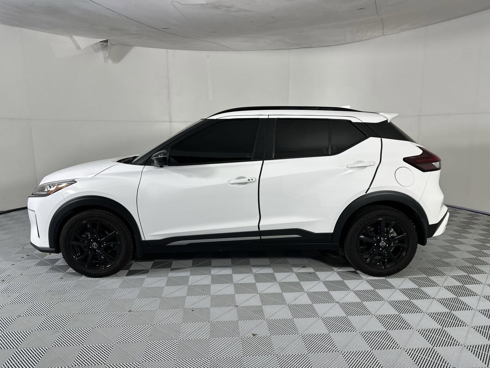 Used 2023 Nissan Kicks SR image 5