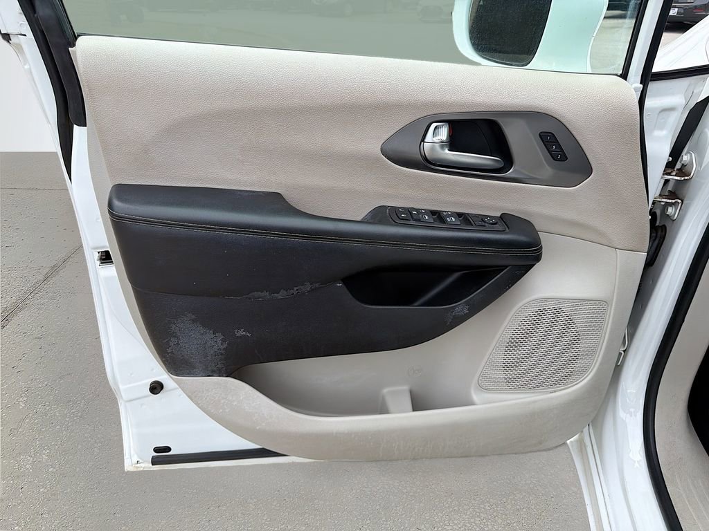 Used 2022 Chrysler Pacifica Touring-L image 23