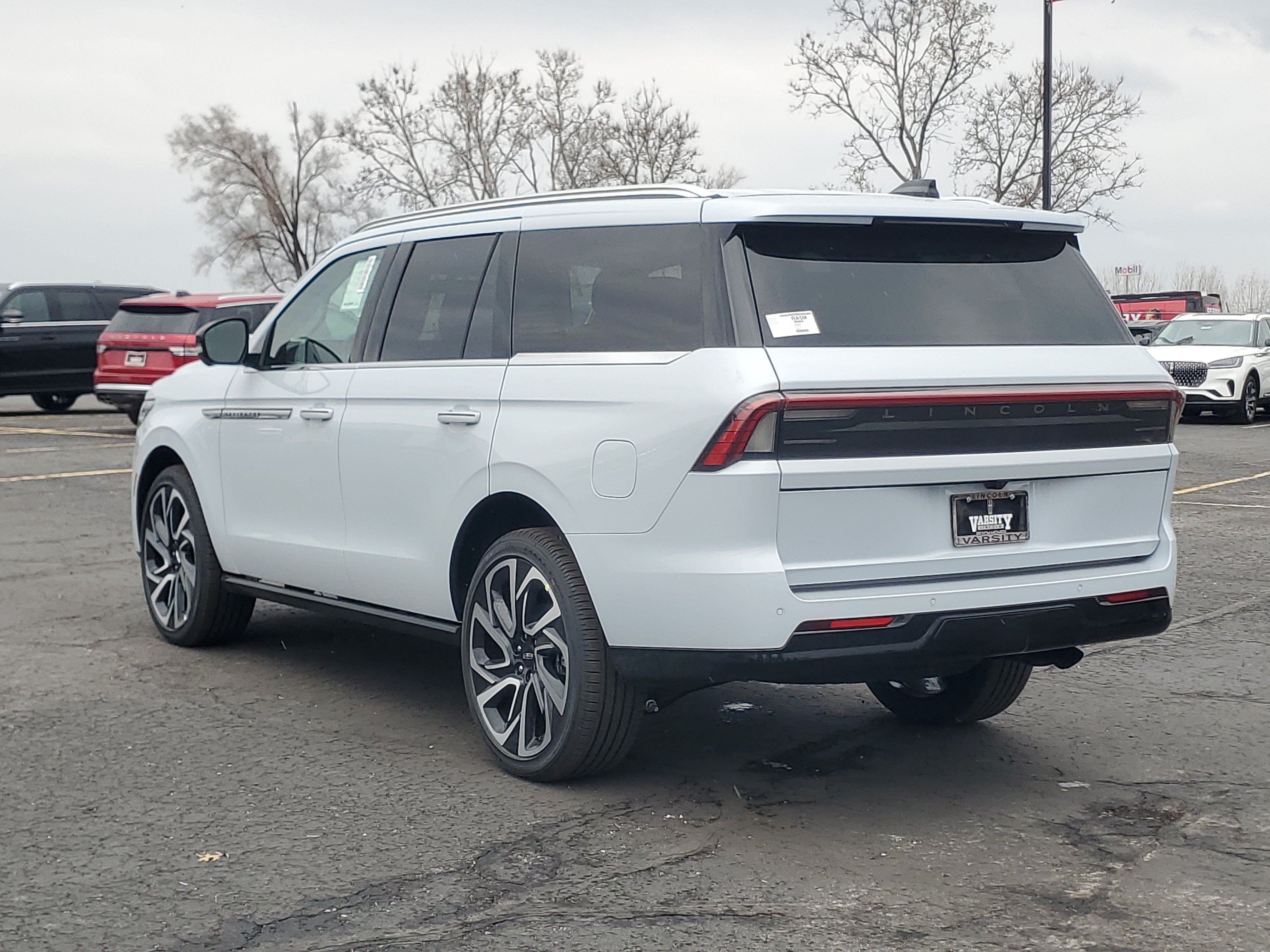 New 2026 Lincoln Navigator Reserve AWD/4WD image 3