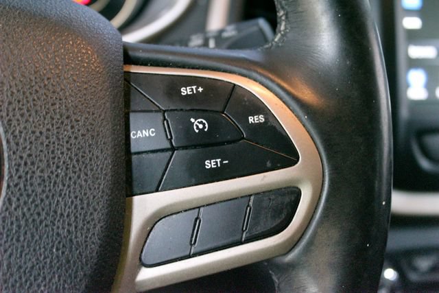 Used 2017 Jeep Cherokee Limited w/ Luxury Group AWD/4WD image 14