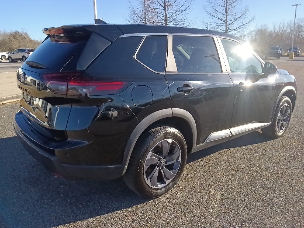 Used 2024 Nissan Rogue SV image 3