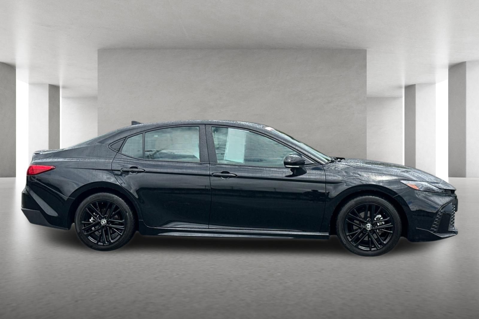Used 2025 Toyota Camry SE image 3